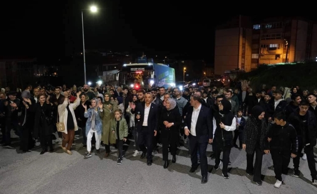 Yürüyerek Alaplı'yı turladı... Yüzlerce kişi eşlik etti...
