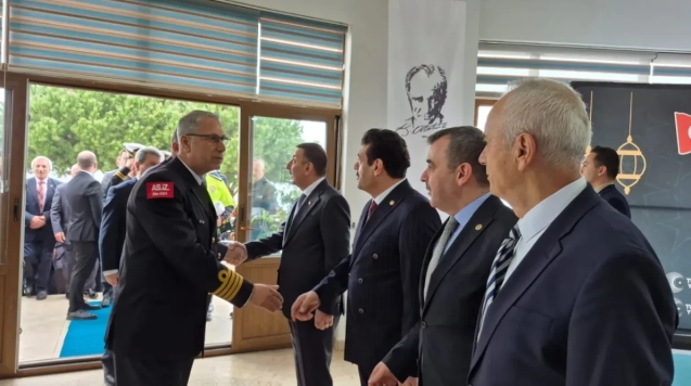Protokol bayramlaştı: Çocuklara harçlık dağıtıldı…