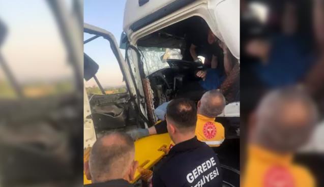 TIR'a çarpan sürücü araçta sıkıştı...