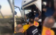 TIR'a çarpan sürücü araçta sıkıştı...