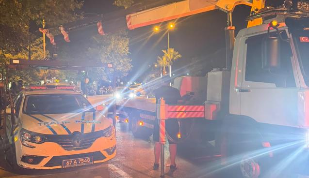 Polislerin dikkatinden kaçmadı minik kedi kurtarıldı...