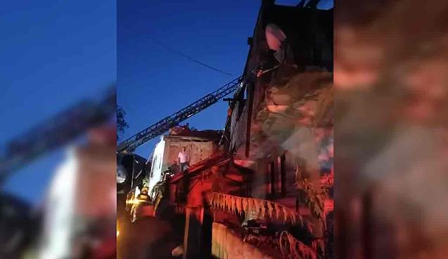Korkutan yangın…2 katlı ev alevlere teslim oldu…