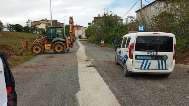 Arsa sahibi yolu kullanıma kapattırdı.