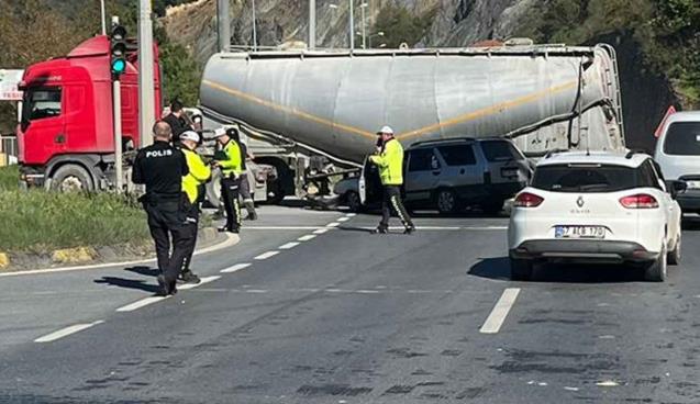 OSB kavşağında kaza… Otomobil TIR’ın altına girdi…