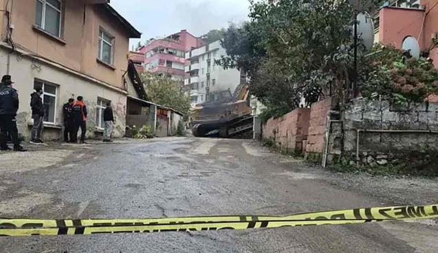 Riskli apartmanın yıkımı başladı…