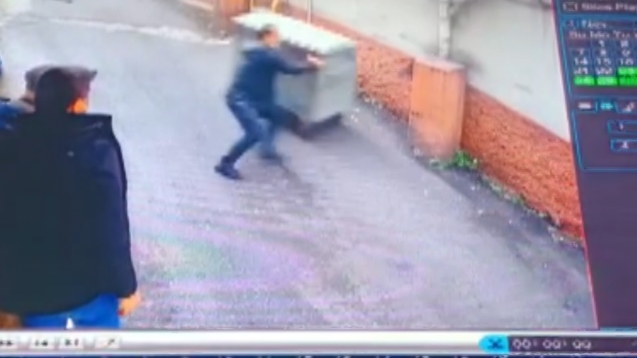 Rüzgar ile harekete geçen çöp konteynerini böyle durdurdu...