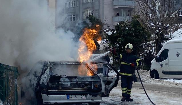 Otomobil alevlere teslim oldu...