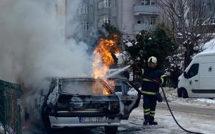 Otomobil alevlere teslim oldu...