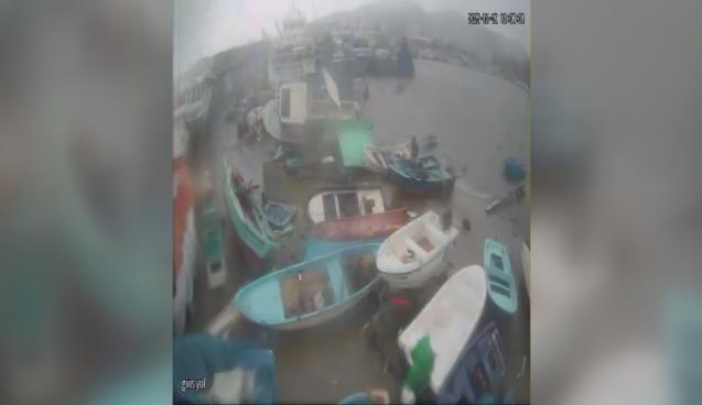 Hortum, limandaki tekneleri devirdi... Kameralara yansıdı...