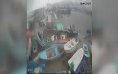 Hortum, limandaki tekneleri devirdi... Kameralara yansıdı...