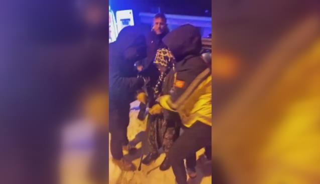 Kapanan köy yollarında hastaların imdadına yetiştiler...