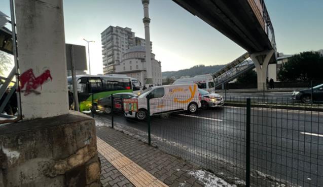 Buzlanma nedeniyle 5 araç birbirine girdi...