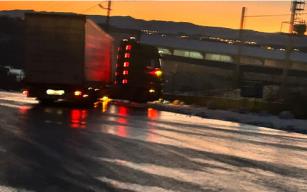 TIR yolu trafiğe kapattı....