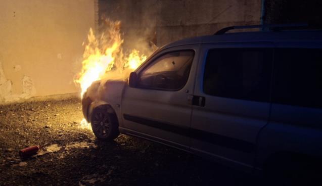 Kamyonet alevlere teslim oldu. ..