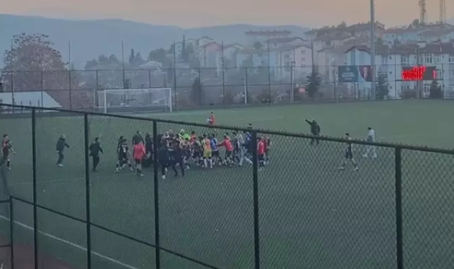 Taraftarlar arasında kavga... Maç ertelendi...