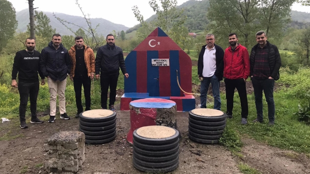 Şampiyonluğun rengini bordo, maviye boyadılar...