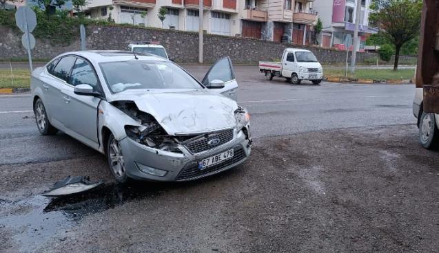 Kamyon otomobili hurdaya çevirdi... 1 kişi yaralandı...