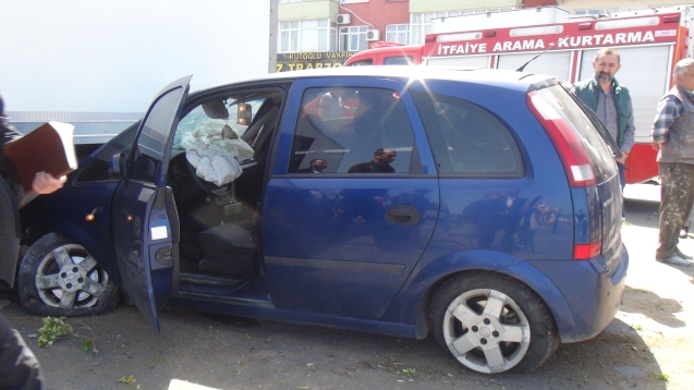Havalandı kamyonun altına girdi. 