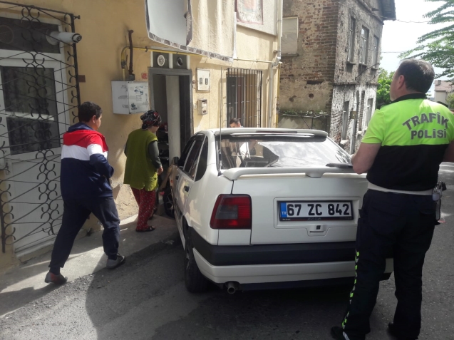 Önce yayaya sonra binaya çarptı…