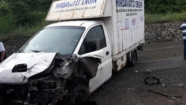 Otomobille kamyonet çarpıştı… Yaralılar var…