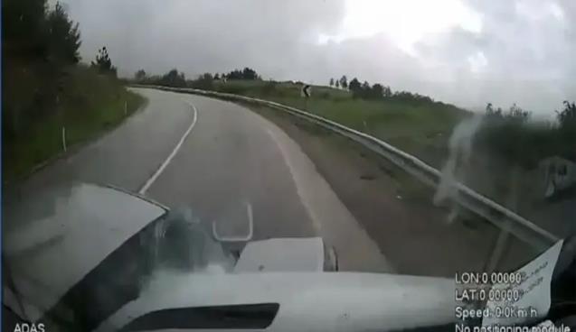 Minibüs ile otomobilin çarpıştığı kaza kamerada; 6 yaralı