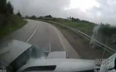 Minibüs ile otomobilin çarpıştığı kaza kamerada; 6 yaralı