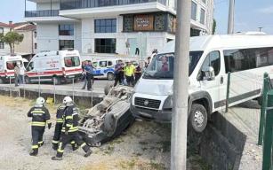 İşçi servisi ile otomobiller çarpıştı: 3 yaralı