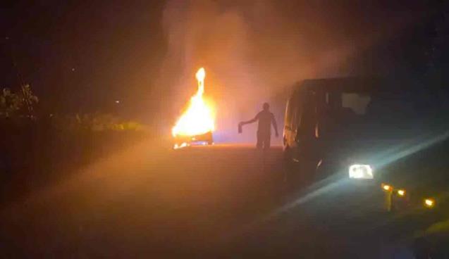 Otomobil alev topuna döndü… Sürücü ise !...