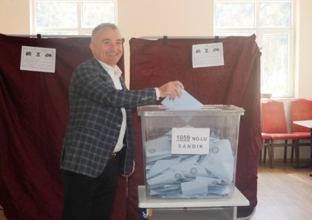 Kuzeninin aday olduğu seçimde oyunu kullandı…