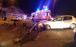 Önce kaldırıma çıktı... Sonra direğe çarptı...