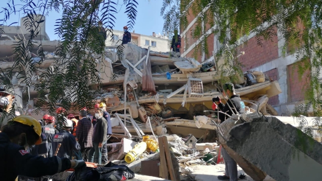 AFAD, İzmir'de kurtarma çalışmalarına başladı...