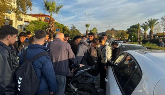 Seyir halindeki otomobile çarptı... Hastaneye kaldırıldı...