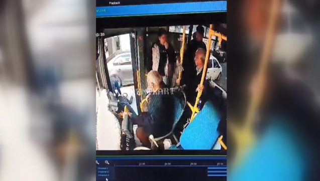 Baygınlık geçirdi... Otobüsten düşerek kafatasını kırdı....