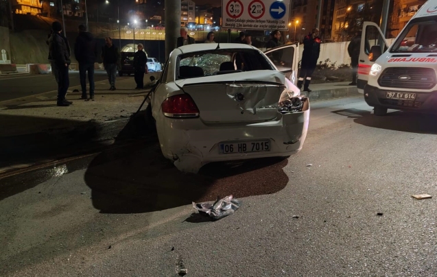 Hakimiyetini kaybetti , 2 kişi yaralandı...