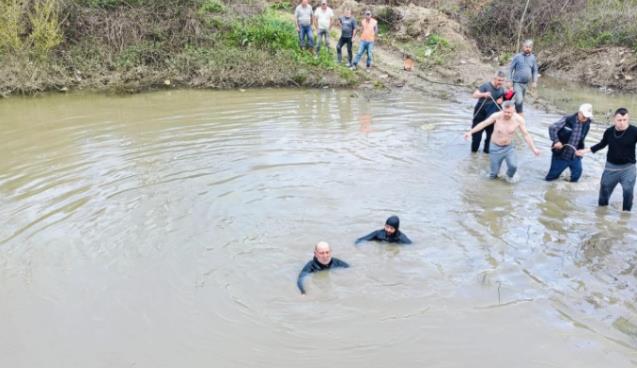 İkiz kardeşleri gölet ayırdı...