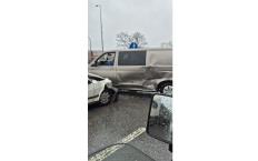 Kamyonet ile otomobil çarpıştı… Yaralılar var…