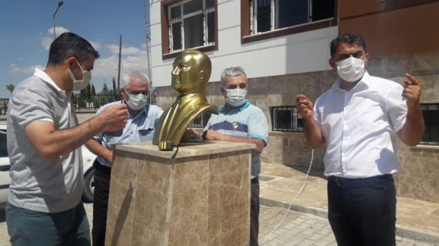 Hayırseverden Atatürk Büstü ve kitaplar