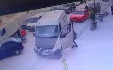 Minibüs geriye kaçtı, görevli facianın önüne geçti...