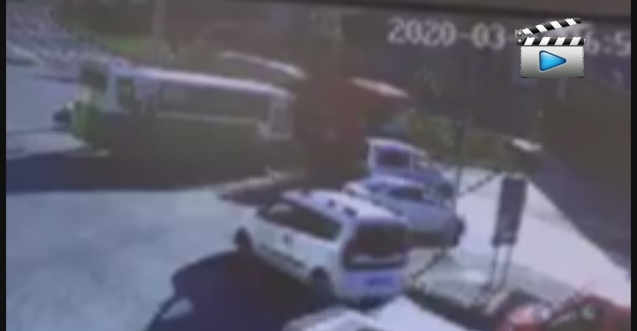 KONTROLDEN ÇIKTI, KAMYONETE ÇARPTI...