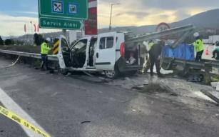 Hafi ticari araç bariyerlere çarptı... 2 ölü...