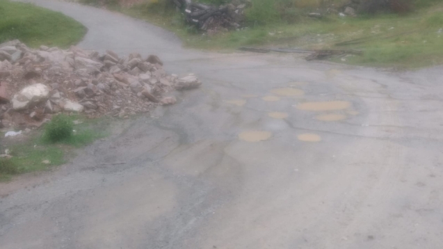 Vatandaşların, bozuk yollara tepkisi...