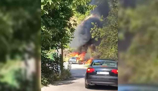 Sahilde park halindeki otomobil yandı…