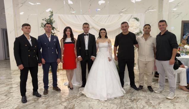 Genç çifti sevenleri ve mesai arkadaşları yalnız bırakmadı…