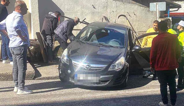 El frenini çekmedi… Otomobil kaldırıma durabildi…