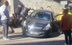 El frenini çekmedi… Otomobil kaldırıma durabildi…