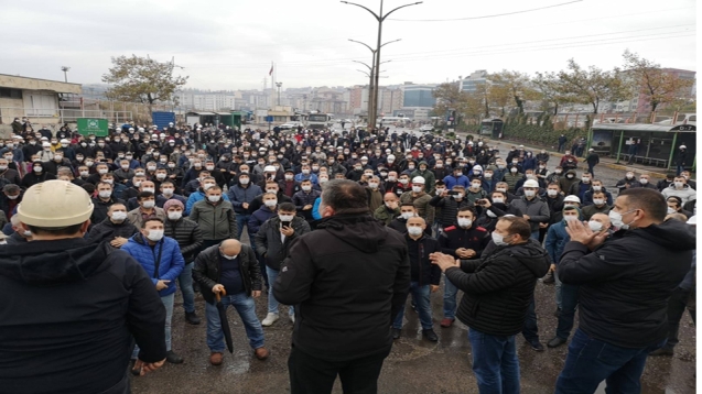 Yasayı protesto ettiler…
