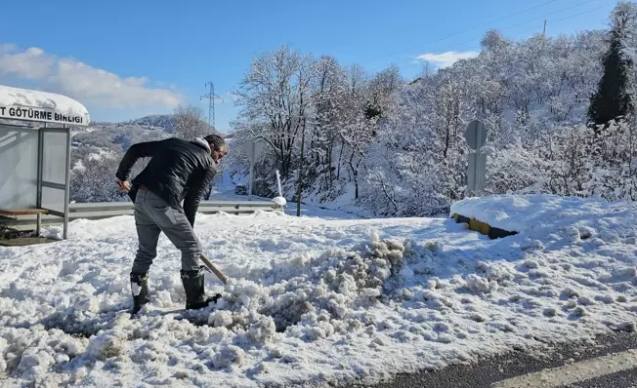 Kar yağışı olumsuz etkiledi... 66 köy yolu kapandı...