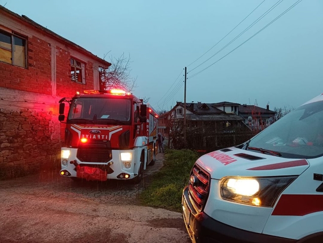 Evin çatısında çıkan yangın paniğe yol açtı