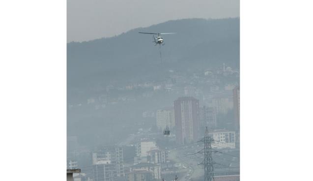 Helikopteri gören vatandaşlar merakla izledi...