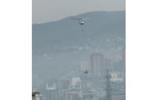 Helikopteri gören vatandaşlar merakla izledi...